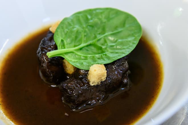 Atelier "cuisine de la chasse" avec le Chef Stéphane Décotterd en compagnie du journaliste Daniel Böniger. Maison Décotterd, Glion, 21 octobre 2023.