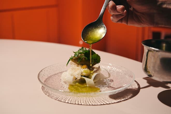 GMC: Rosa Pulver Winterthur, Michael Dobler, Grillierter-Rettich, Zitronensalat, wilde Kräuter, fermentierter Rettichfond, Bärlauch-Glace