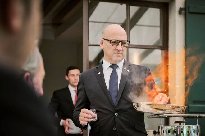 Der "Gastgeber des Jahres" 2024 Esteban Valle, bereitet ein Flambieren auf der Terrasse der Domaine Châteauvieux am Freitag, den 28. Juni 2024 in Satigny (© Gabriel Monnet).
