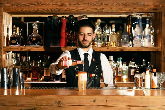 Barkeeper Kevin Osbat mixt Drinks in der Ferme Saint-Amour, Gstaad für Swiss Mountain Spring. Cocktail: Flamingo y Fuego