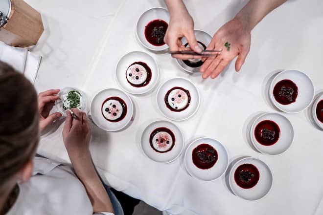 Kitchen Party (Shefâs Kitchen Table) mit Nadine Wächter-Moreno, Tanja Grandits, Bernadette Lisibach, Zineb Hattab, Noémi Bernard, Silvia Manser, Nadine Stadelmann, Stephanie Mittler und Nicole Lüthi (Küche/Patisserie) sowie Amanda Wassmer-Bulgin, Francisca Obrecht und Myra Zündel (Wein).