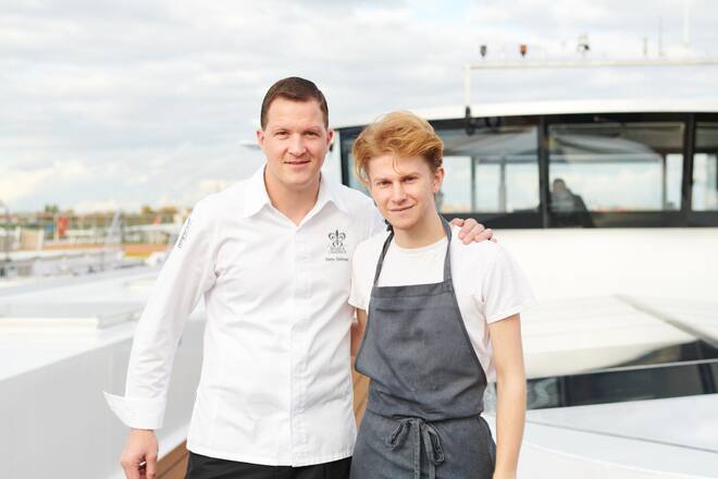 Chef Flynn McGarry aus New York mit dem engadiner Sternekoch Dario Cadonau. © HO via Reisebüro Mittelthurgau