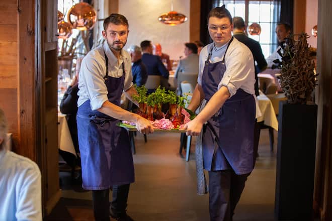 Guy Ravet, Neffe Leo, Kalbshaxe wird präsentiert,  Esprit Ravet, Bernerhof, Gstaad