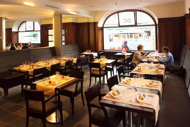 Innenansicht Restaurant Atelier Gourmand / Brasserie mit Gaesten. Didier de Courten Sierre, 3.4.2017 © HO