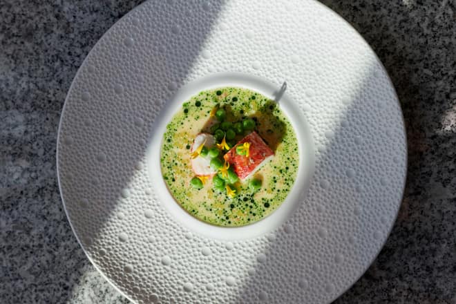 Gericht: Königskrabbe Fingerlimes Dashi Erbsen. Chedi, Andermatt, Japanese Restaurant