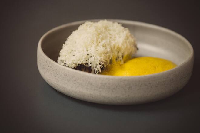 Fabian Fuchs kocht in der Neuen Taverne 2023: Brotknödel, Austernsaitling, Thai-Schaum