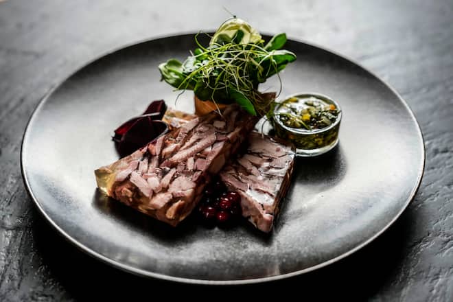 30.03.2023; Roggliswil (LU); Schwartenmagen Gasthof Ochsen; Reportage Herstellung Schwartenmagen bei Philipp Blum im Gasthof Ochsen. Im Untergeschoss befindet sich seine Metzgerei wo er die verschiedene Fleischprodukte selber herstellt. © Valeriano Di Domenico