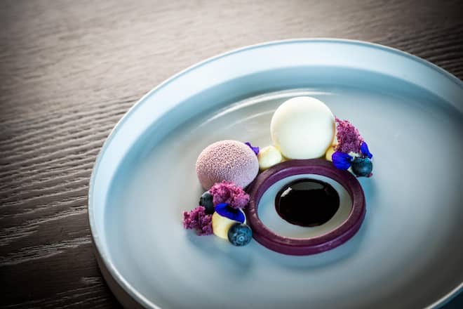 Mike Wehrle kocht im Bürgenstock Ressort 2023: Blaubeere