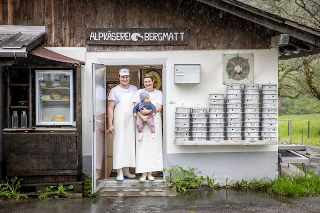 Sbrinz Alpkäserei Bergmatt,OW. Ramona Brülisauer und Patrick Bernet beim Käsen mit Tochter Marlin. Aufgenommen am 16.05.2023 ©David Birri