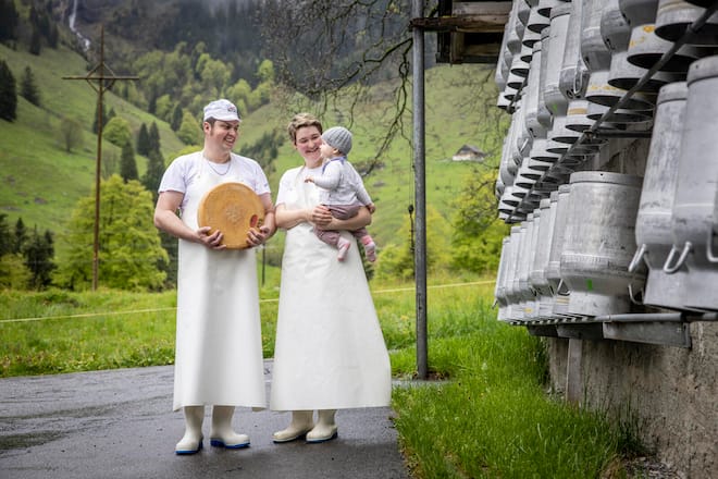Sbrinz Alpkäserei Bergmatt,OW. Ramona Brülisauer und Patrick Bernet beim Käsen mit Tochter Marlin. Aufgenommen am 16.05.2023 ©David Birri