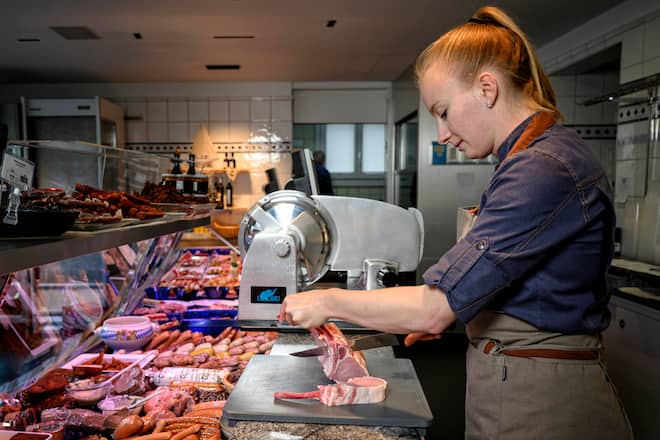 Ariane Aeschlimann (24) ist Fleischfachfrau sprich Metzgerin, sie vertritt ihren Beruf für die Schweiz an den EuroSkills. Aufgenommen am 6.07.23 in der Metzgerei Wuetrich in Muenchenbuchsee. Bild © Remo Naegeli