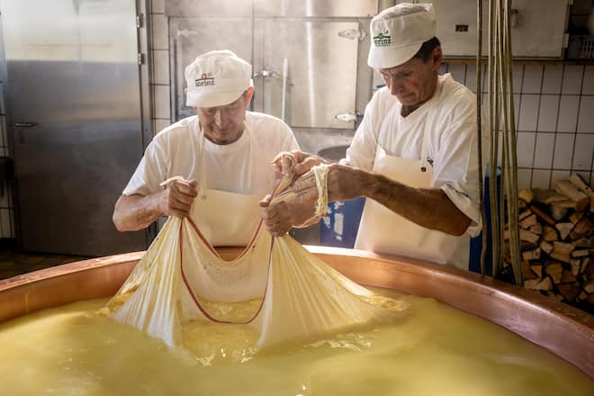 Alpkäserei Tannalp, Obwalden. Sbrinz-Serie. Mit Chef-Käser Arnold Bucher und Sohn Patrick.