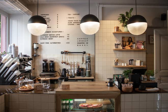 Klein aber fein: Hier an der Feldbergstrasse gibt es weit mehr als nur kalten Kaffee. 20.07.2023. Daniska Basel. Sydney Karolewski