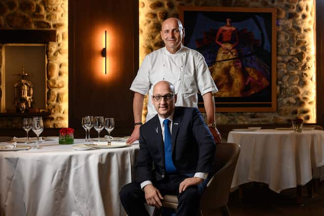Satigny, 26 octobre 2023. Philippe Chevrier et Esteban Valle. Reportage sur la préparation et le service d'un lièvre à la royale et ses déclinaisons par le chef Philippe Chevrier au domaine de Châteauvieux. ©François Wavre | Lundi13