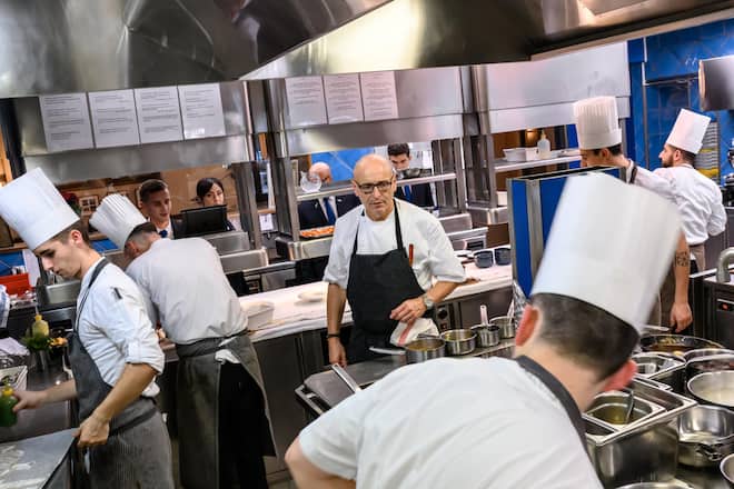 Satigny, 26 octobre 2023. Reportage sur la préparation et le service d'un lièvre à la royale et ses déclinaisons par le chef Philippe Chevrier au domaine de Châteauvieux. ©François Wavre | Lundi13