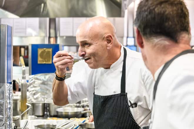 Satigny, 26 octobre 2023. Reportage sur la préparation et le service d'un lièvre à la royale et ses déclinaisons par le chef Philippe Chevrier au domaine de Châteauvieux. ©François Wavre | Lundi13