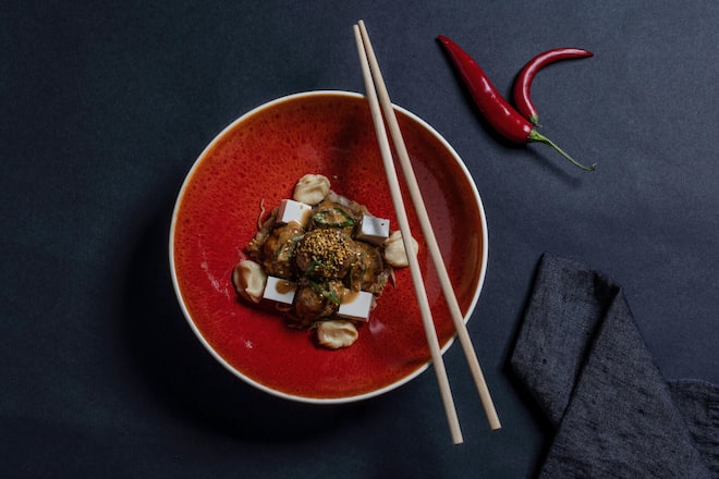 Parlamentarier kochen Event 08: Küche: Maja Riniker, Sandra Hess, Martin Göschel