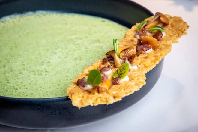 Gericht: Nüsslissalat-Suppe mit Rahm und Sbrinz-Chips (Pilze, Speck, Greens) Besuch bei Noldi Windlin, Käser in Giswil OW