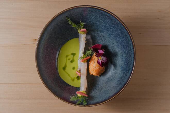 Saiblings Tatar (70g), Zander-Ceviche mit Gurkensüppchen und Avocadocreme - Brasserie Emma, Zermatt - Januar 2024 - Copyright Olivia Pulver