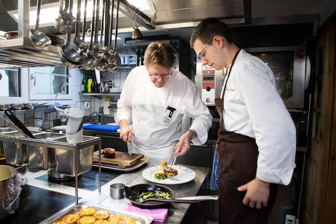 Gasthaus zum Gupf, Gastgeberpaar Manuela & Walter Klose, Schweizer Fleisch, 8. Juli 2021, Rehetobel AR (Menü: Variation vom Mörschwiler Ribelmais-Poulet mit Fenchel und Zitrone) Gasthaus Gupf, Rehetobel © Fabienne Bühler