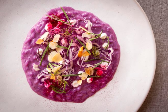 Carnaroli-Risotto, im Rotkohlwasser gekocht, mit Meerfenchel, Rotkohl, Mandelblättern