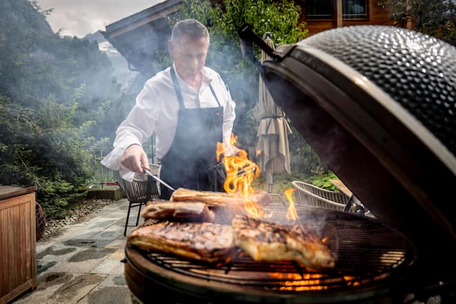 Bergwelt Grindelwald Urs Gschwend. Schweine Bauch vom Green Egg, Dry Ager. Aufgenommen im August 2024 ©David Birri