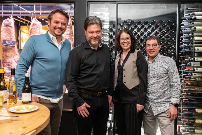 26.02.2025 - Traube und Tier Nr.2 im Alfreds das Restaurant von Marc und Brigitte Trauffer in Hoffstetten. v.l David Vincze Kündig Feinkost AG, Geni Hess und das Wagyu-Zucht paar Ursula und Thomas Fuchs Traube & Tier Event im Alfred's, Hofstetten bei Brienz, BE