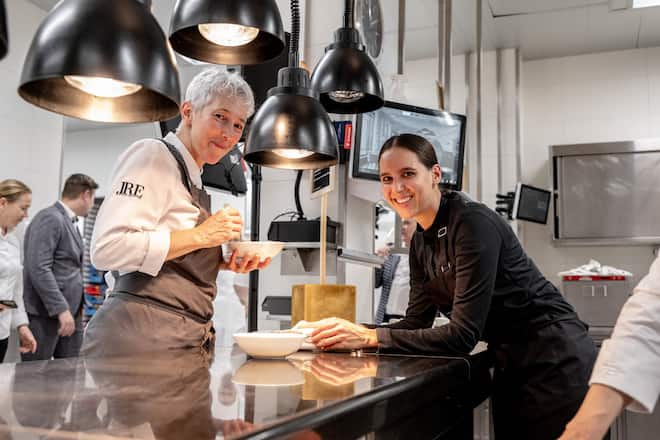 Kitchen Party (Shefâs Kitchen Table) mit Nadine Wächter-Moreno, Tanja Grandits, Bernadette Lisibach, Zineb Hattab, Noémi Bernard, Silvia Manser, Nadine Stadelmann, Stephanie Mittler und Nicole Lüthi (Küche/Patisserie) sowie Amanda Wassmer-Bulgin, Francisca Obrecht und Myra Zündel (Wein).