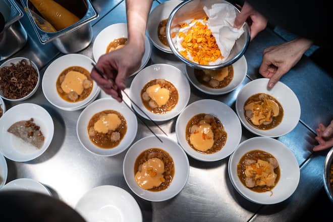 Kitchen Party (Shefâs Kitchen Table) mit Nadine Wächter-Moreno, Tanja Grandits, Bernadette Lisibach, Zineb Hattab, Noémi Bernard, Silvia Manser, Nadine Stadelmann, Stephanie Mittler und Nicole Lüthi (Küche/Patisserie) sowie Amanda Wassmer-Bulgin, Francisca Obrecht und Myra Zündel (Wein).