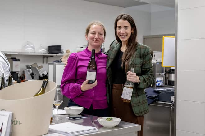 Winzerin Myra Zündel (l.) reiste aus dem Tessin an, Weinhändlerin Madelyne Meyer aus dem Aargau.