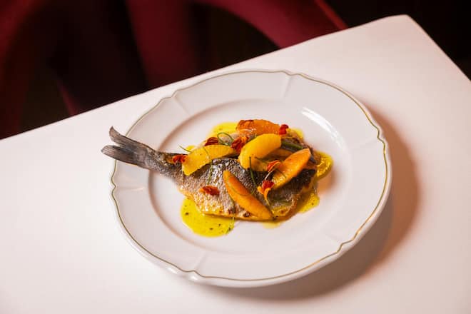 15.12.2026, Zürich, Restaurant Capri, Gericht; wolfsbarsch mit zitrusfrüchten (photo by Remy Steiner for Gault Millau)