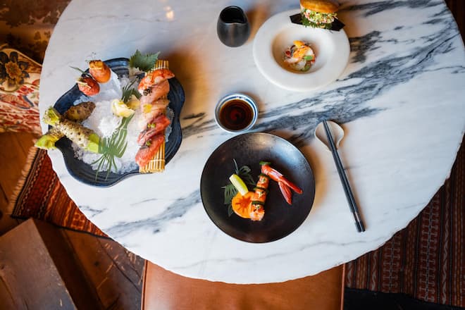 15.12.2026, Zürich, La Réserve Eden au Lac Zurich, La Muna, Carabinero mit Gurke, Salat und Sandwich von der Königskrabbe und Sushi- und Sashimi-Platte (photo by Remy Steiner for Gault Millau)