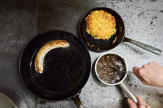 Julia Pfäffli in ihrer Küche, Burebratwurst, Rösti, Zwiebelsauce