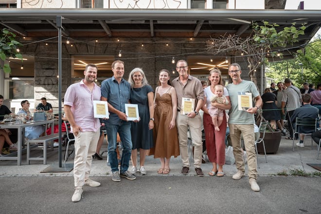 Die «Rookies des Jahres»: Pierre Dorsaz, Tobias Wegelin mit Angela Monn, Astrid und Vincent Graenicher, Arielle und Beni Andrey mit Töchterchen Ilona (v.l.).
