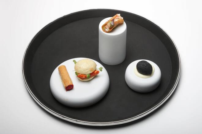 LUGANO, 19.10.2020 - Amuse Bouche by Chef Luca Bellanca. S. Pellegrino Sapori Ticino 2020 'SPECIAL FISH EVENING with Luca Bellanca', Ristorante Meta, Lugano. copyright by www.steineggerpix.com & www.saporiticino.ch 2020 / photo by remy steinegger +++ no resale / no archive +++ Sapori Ticino, Luca Bellanca, META, Meta, Lugano, Serata del pesche, Tipesca © Rémy Steinegger