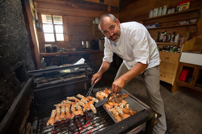 Ueli Kellenberger mit Scampi am Feuer. Gstaadt, Ueli Kellenberger kocht am offenen Feuer, Züneweid, Bernerhof, Gstaad © Marcus Gyger