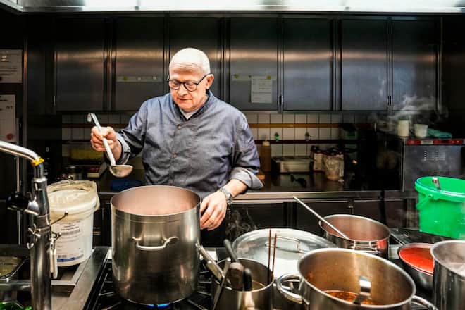 30.03.2023; Roggliswil (LU); Schwartenmagen Gasthof Ochsen; Reportage Herstellung Schwartenmagen bei Philipp Blum im Gasthof Ochsen. Im Untergeschoss befindet sich seine Metzgerei wo er die verschiedene Fleischprodukte selber herstellt. © Valeriano Di Domenico