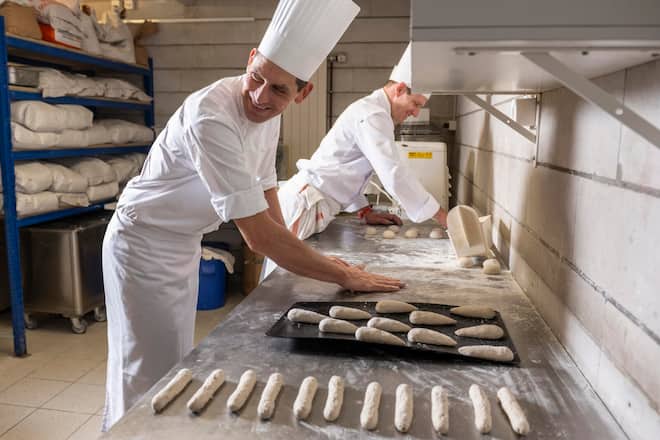 Jérémy Desbraux,chef de la "Maison Wenger" au Noirmont, sacré cuisinier de l'année 2025. Ici Jérémy et son frère Florian,chef pâtissier.