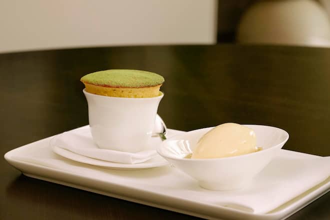 Zitronen-Quark-Soufflé mit Vanilleeis und Matcha.