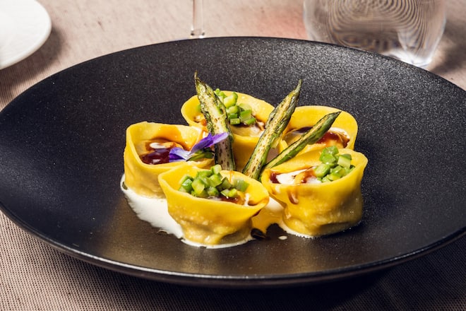 Ravioli di capretto con punte d’asparago e salsa al caffè