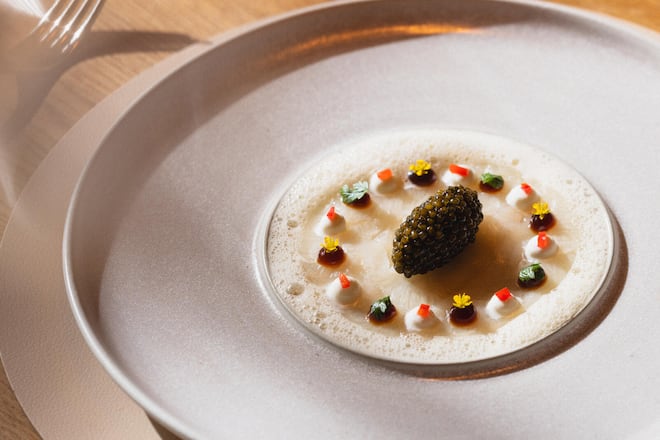 Gericht: Kingfish-Carpaccio mit N25 Kaluga Kaviar, 5-jähriger Sojasauce & Poulet Dashi Beurre Blanc Aux Trois Amis, Schernelz Ligerz, BE