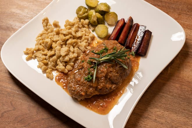 Tavolata bei Bernadette Odermatt, Oberbürgen, Ossosbuco vom Hof, Nidwaldner Spätzli, Rosenkohl, violette Rüebli