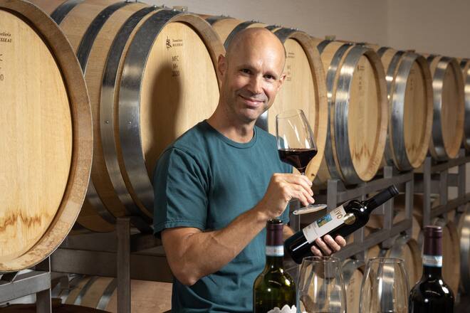 Coopzeitung 2024 KW39 TG Jubiläum Mondovino Shooting in der Cave in Pratteln. Jan Schwarzenbach und Philip Dahm beim Verkosten der Weine für die Masters Choice Selection Bilder dürfen wir kostenlos verwenden, Bildnachweis Heiner H. Schmitt / Coop