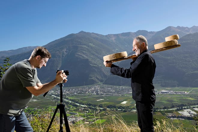 Claude Luisier, ici avec son fils Michel, a réussi, grâce à ses vidéos, à faire découvrir et aimer le fromage à près de 2 millions d’internautes.