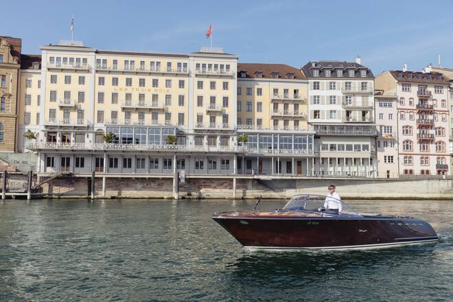 Das Motorboot der Schweizer Bootswerft Pedrazzini, Modell «Special», vor dem Grand Hotel LES TROIS ROIS in Basel, Schweiz.Â