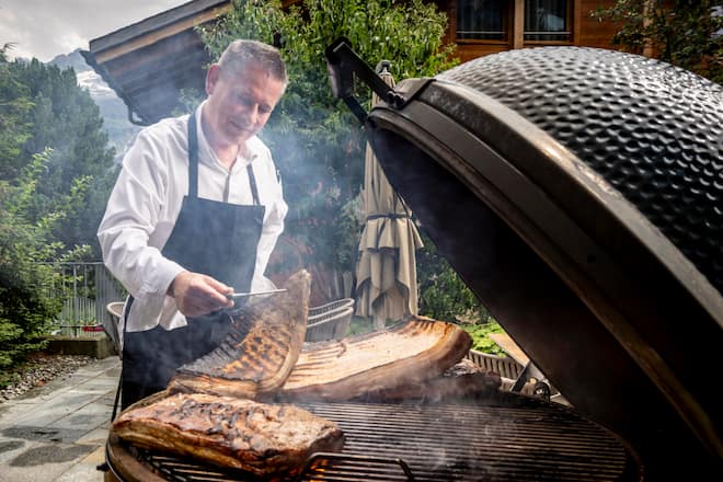 Alpenglühen am Eiger: Die Bergwelt-Grillparty Bergwelt Grindelwald Urs Gschwend. Schweine Bauch vom Green Egg, Dry Ager. Aufgenommen im August 2024 ©David Birri