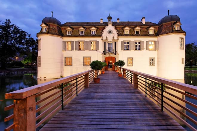 Aussenansicht vom Restaurant Schloss Bottmingen in Bottmingen - GaultMillau