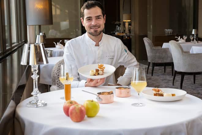 chef pâtissier du Beau rivage Palace à Lausanne, Thibaut Honajzer et sa tarte tatin aux pommes