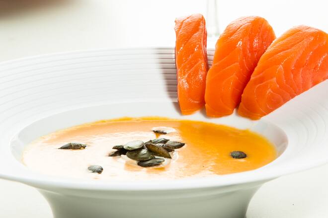 Pétales de saumon et son velouté de courge