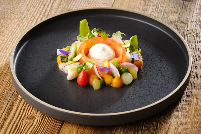 Truube Gais â Das Speiserestaurant â Gebeizter Lostallo-Lachs, mariniertes Frühlingsgemüse, Meerrettich-Espuma